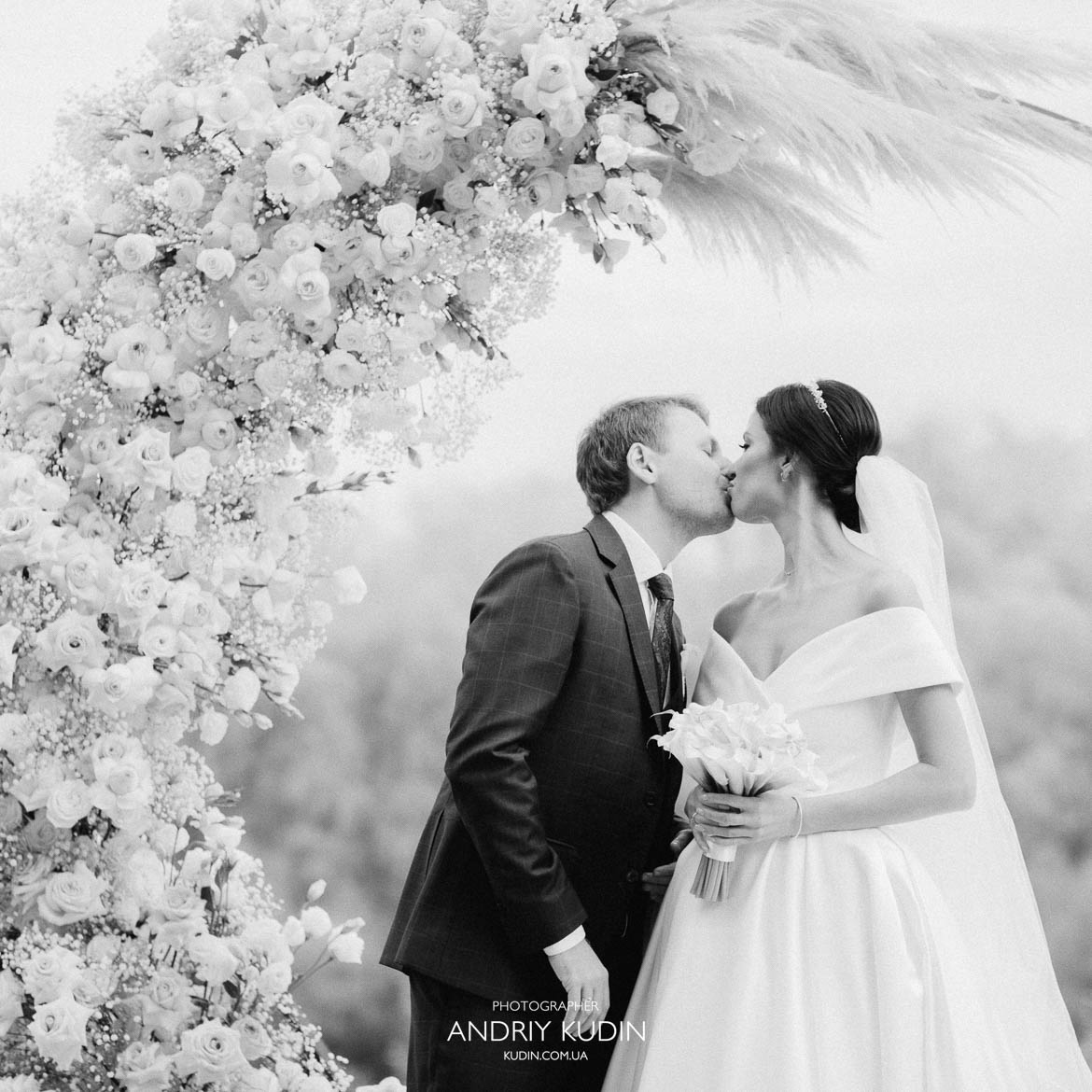 Emotionale Hochzeitsszene während der Zeremonie Zürich. Brautpaar während der Hochzeitszeremonie Zürich