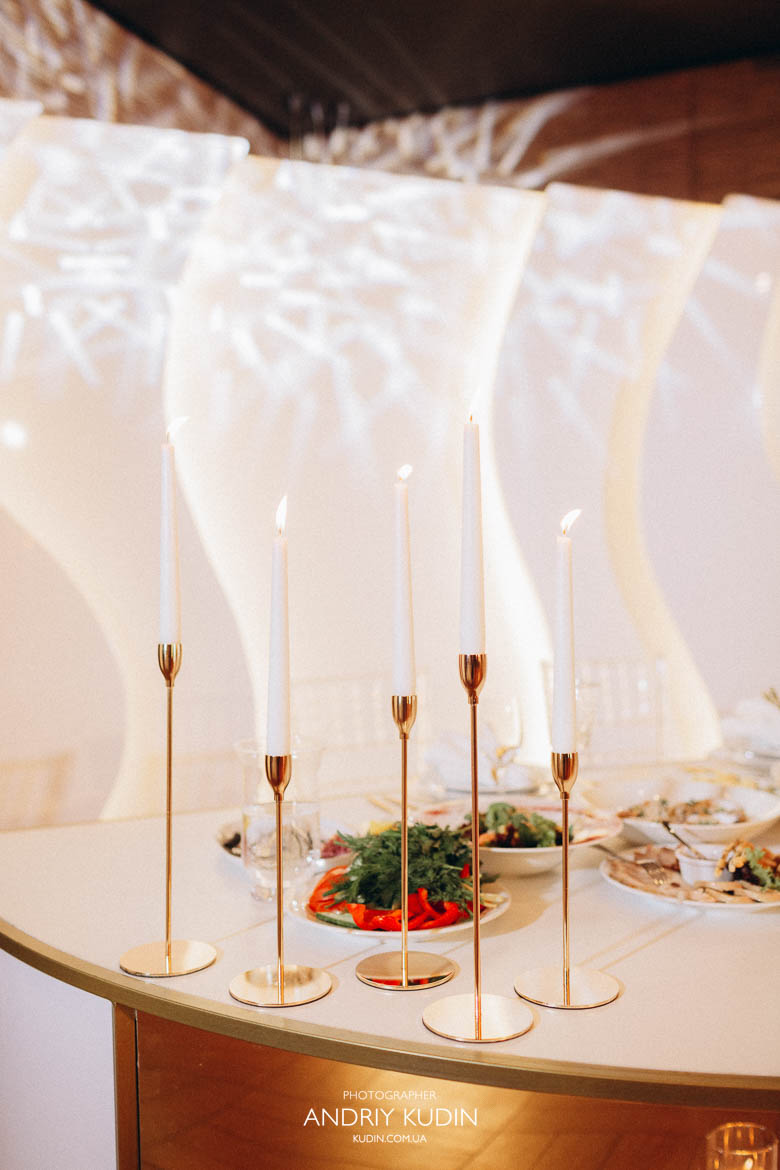 Blumen und Servietten auf Hochzeitstischen Zürich. Romantische Tischdekoration Hochzeit Zürich