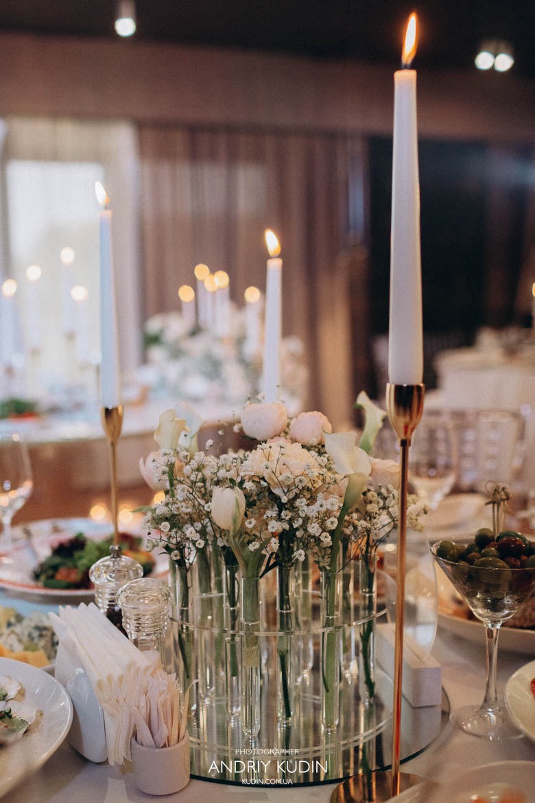 Dekorierte Hochzeitstische im Restaurant Zürich. Blumen und Servietten auf Hochzeitstischen Zürich