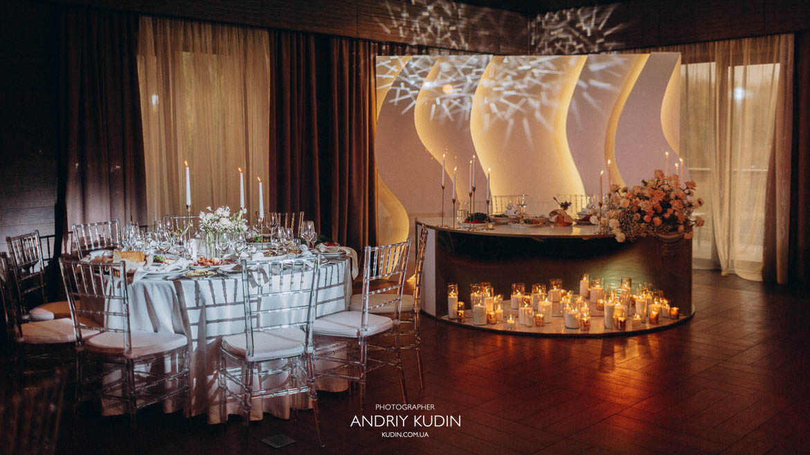 Elegante Tischdekoration bei einer Hochzeit in Zürich. Blumenarrangements auf Hochzeitstischen in Zürich