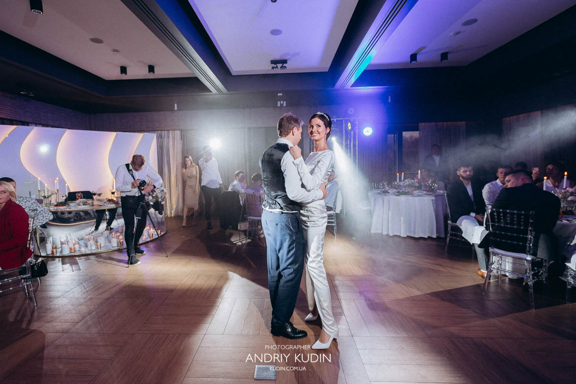 Braut und Bräutigam tanzen unter Lichtern