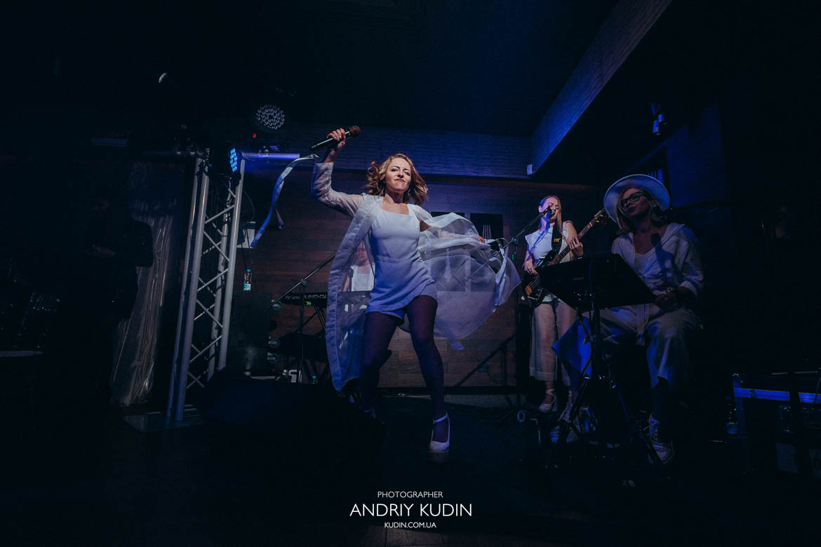 Hochzeitsparty mit Musik und Tanz in Zürich. Romantischer Hochzeitstanz des Brautpaares Zürich