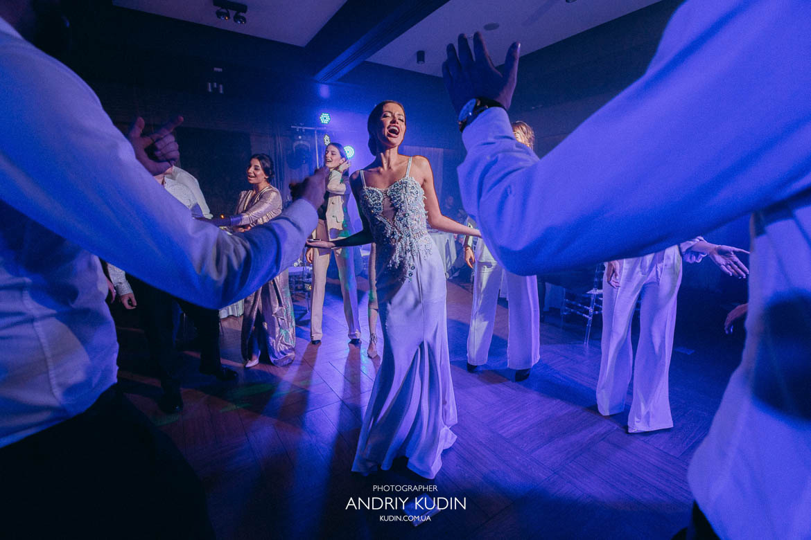 Fröhliche Hochzeitsparty im Restaurant