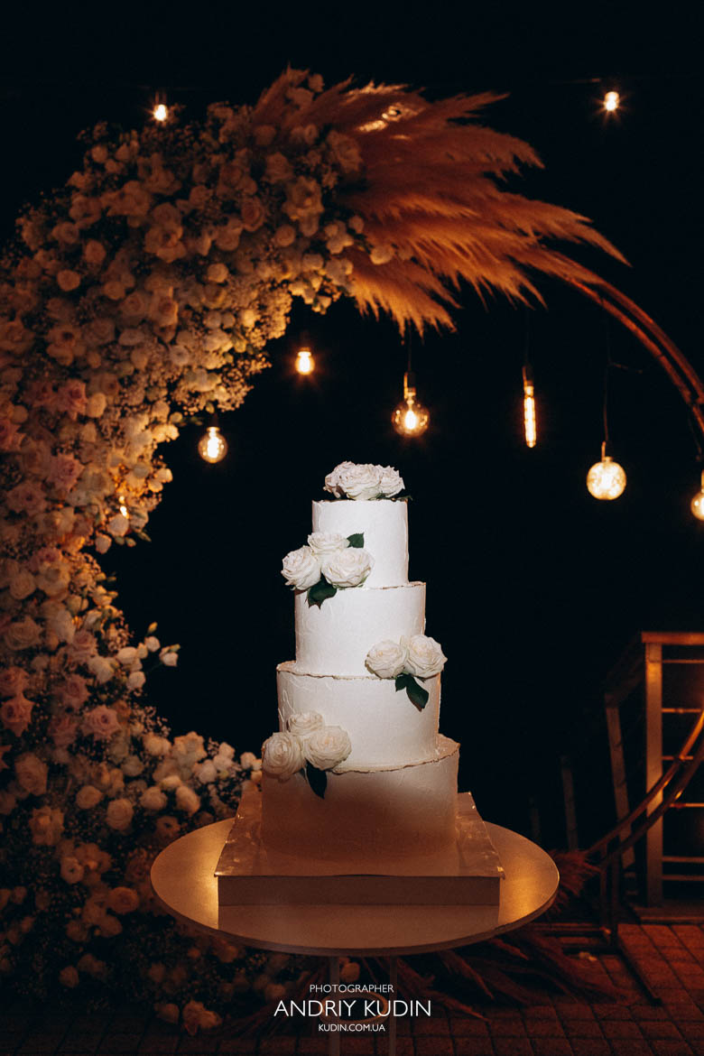 Eleganter weißer Hochzeitstorte wird vom Brautpaar während der Feier in Zürich angeschnitten