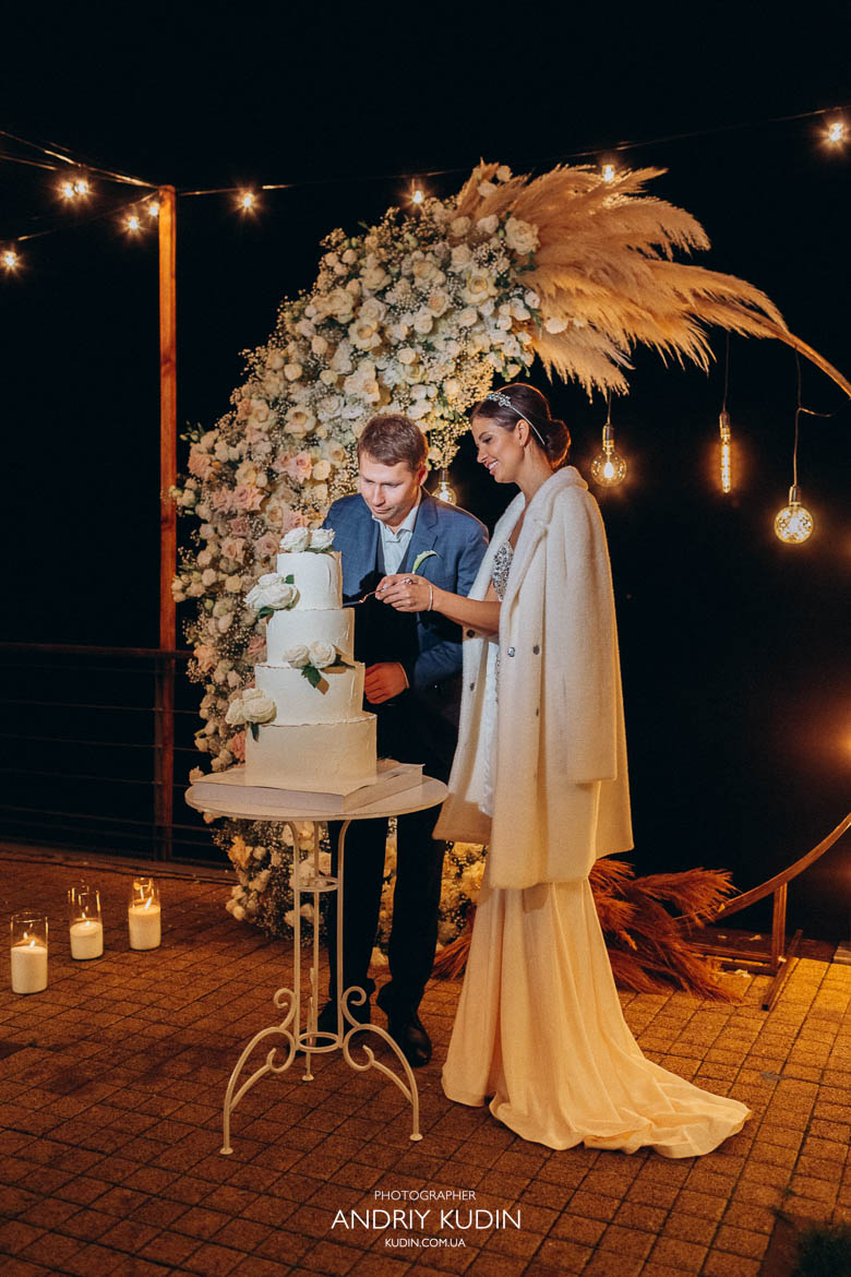Braut und Bräutigam probieren ihren weißen Hochzeitstorte nach dem Anschneiden in Zürich