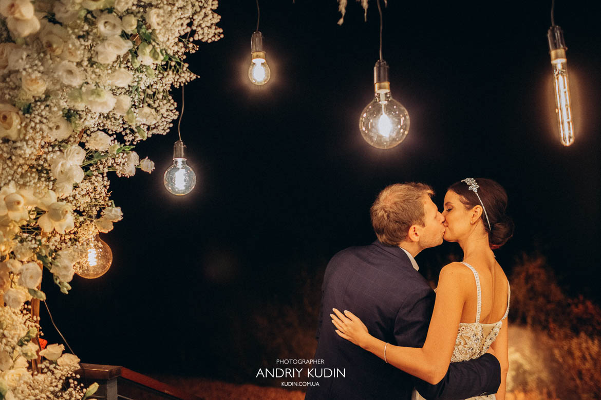 Glückliches Brautpaar hält Champagnergläser und feiert ihre Hochzeit in einem eleganten Hotel in Zürich