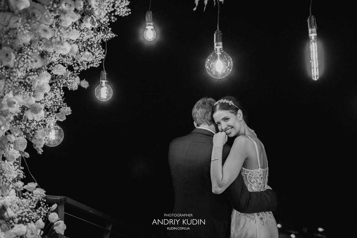 Braut und Bräutigam feiern ihre Hochzeit mit Champagner und schauen sich glücklich in Zürich an