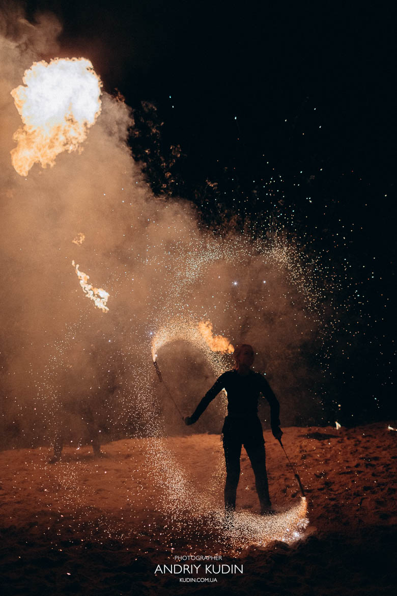 Künstler führen eine beeindruckende Feuershow bei einer Hochzeit in Zürich auf, Brautpaar beobachtet eine Feuershow während der Hochzeitsfeier in Zürich