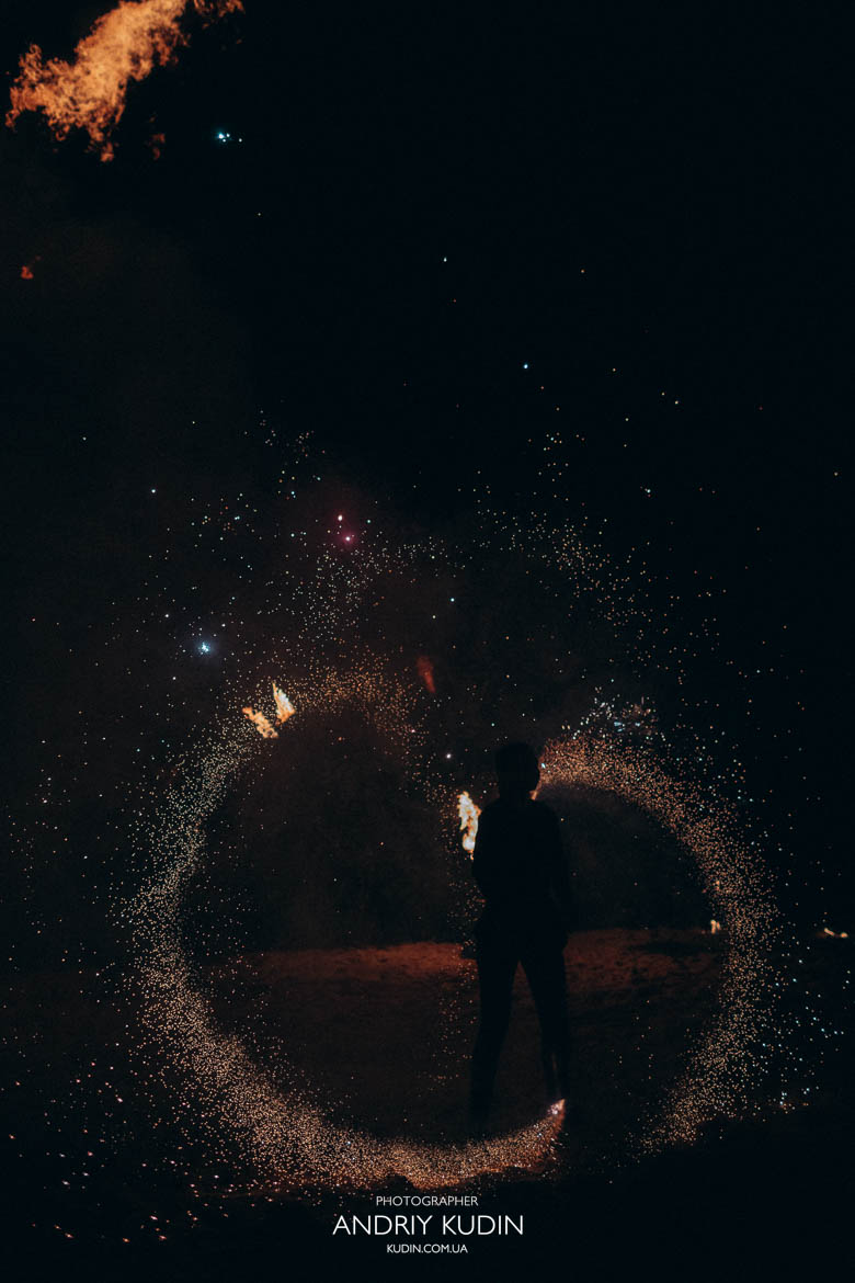 Magische Feuershow als Highlight einer Hochzeit in Zürich. Feuerperformance vor dem Brautpaar während einer Hochzeitsfeier in Zürich