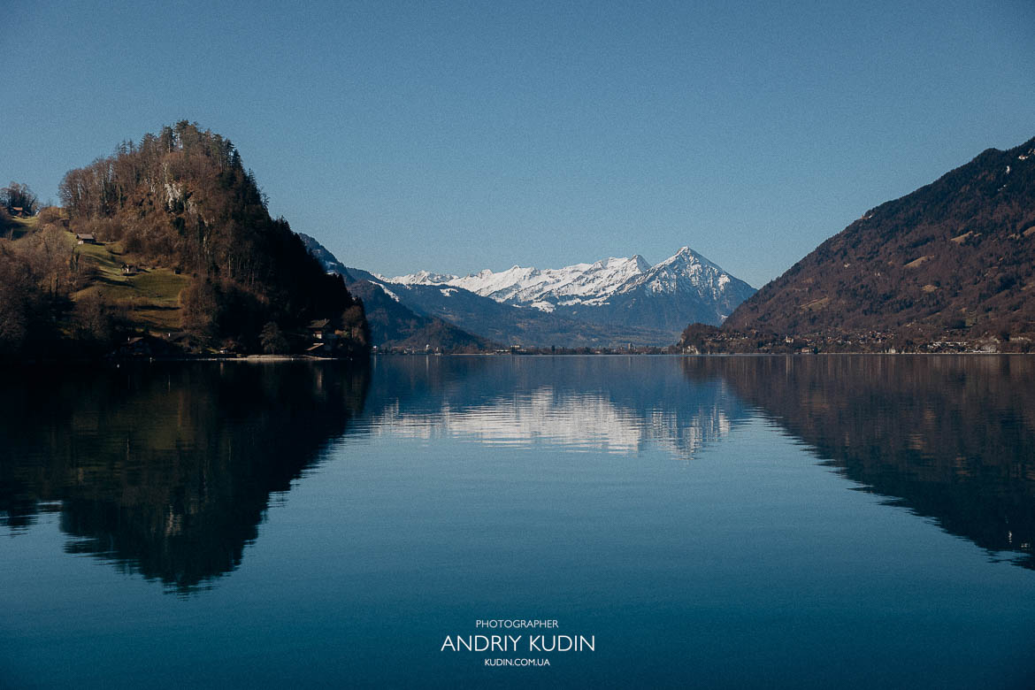 Romantic proposal in Iseltwald at the famous Crash Landing on You pier, man kneeling with engagement ring on Lake Brienz, 스위스 프로포즈 이젤트발트 피어