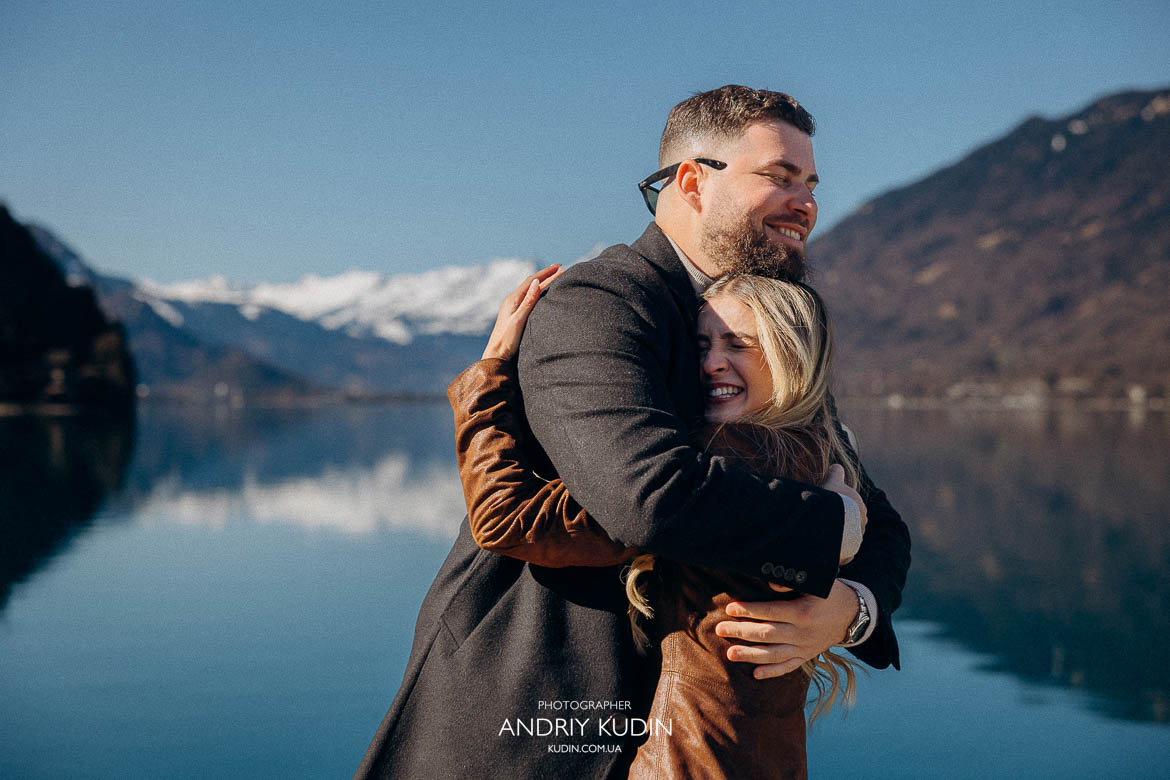 Couple holding each other tightly after proposal in Iseltwald, 스위스 호수 프로포즈 감동