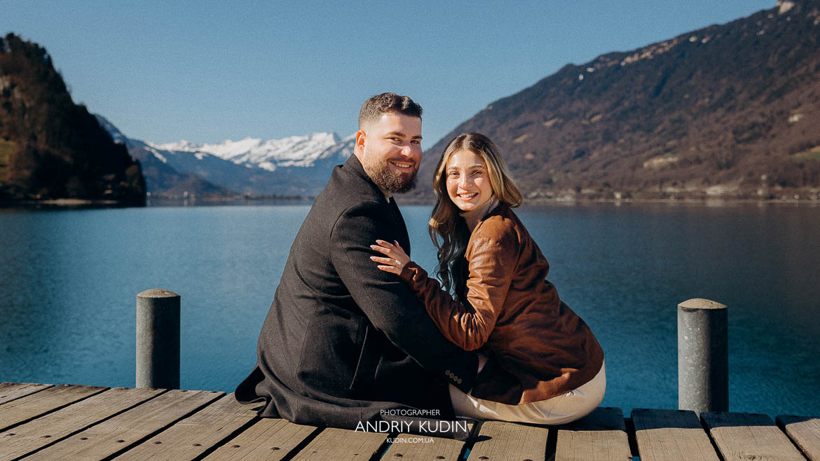 Engagement couple smiling with mountains behind at Lake Brienz, 이젤트발트 스위스 알프스