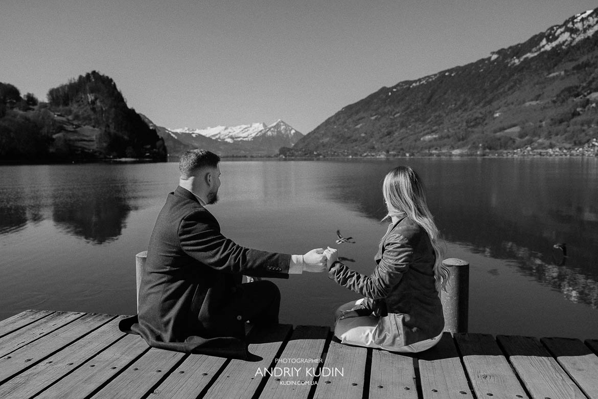 Bride-to-be showing engagement ring on Lake Brienz pier, 브리엔츠 호수 약혼반지