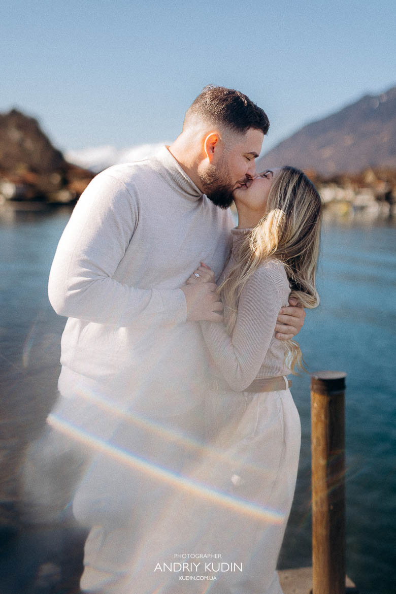 Emotional kiss with turquoise water reflection at Crash Landing on You pier, 브리엔츠 호수 키스 프로포즈