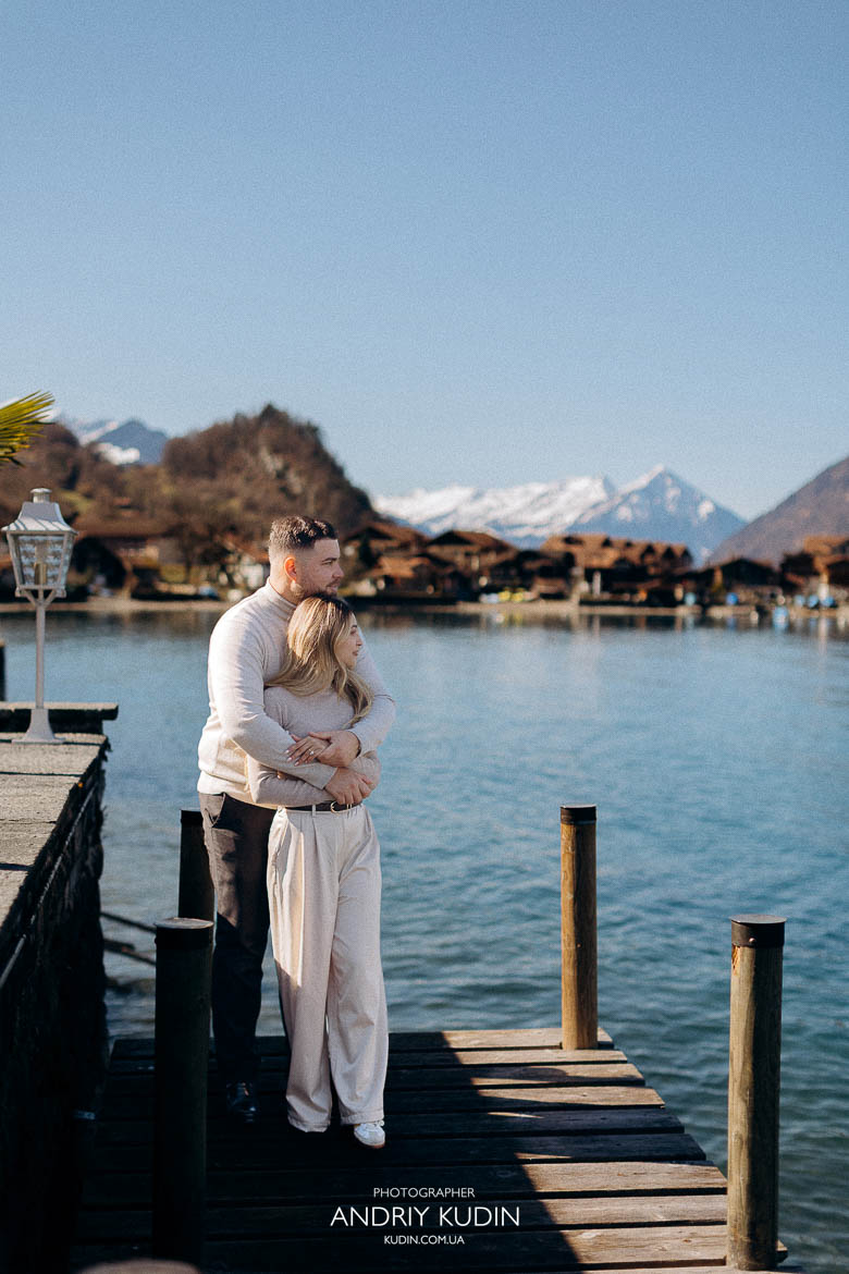 Tender shoulder hug after proposal at Lake Brienz Switzerland, 이젤트발트 포옹 사진