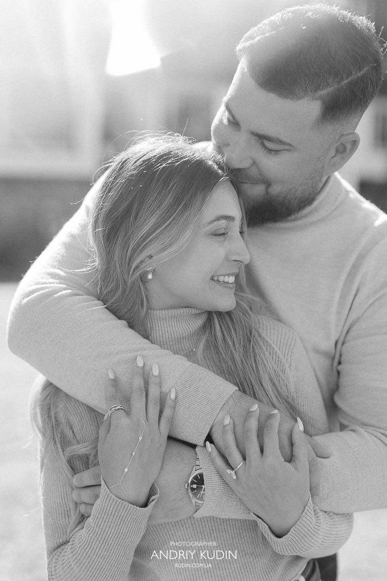 Close embrace during romantic proposal in Iseltwald Switzerland, 스위스 프로포즈 포토그래피