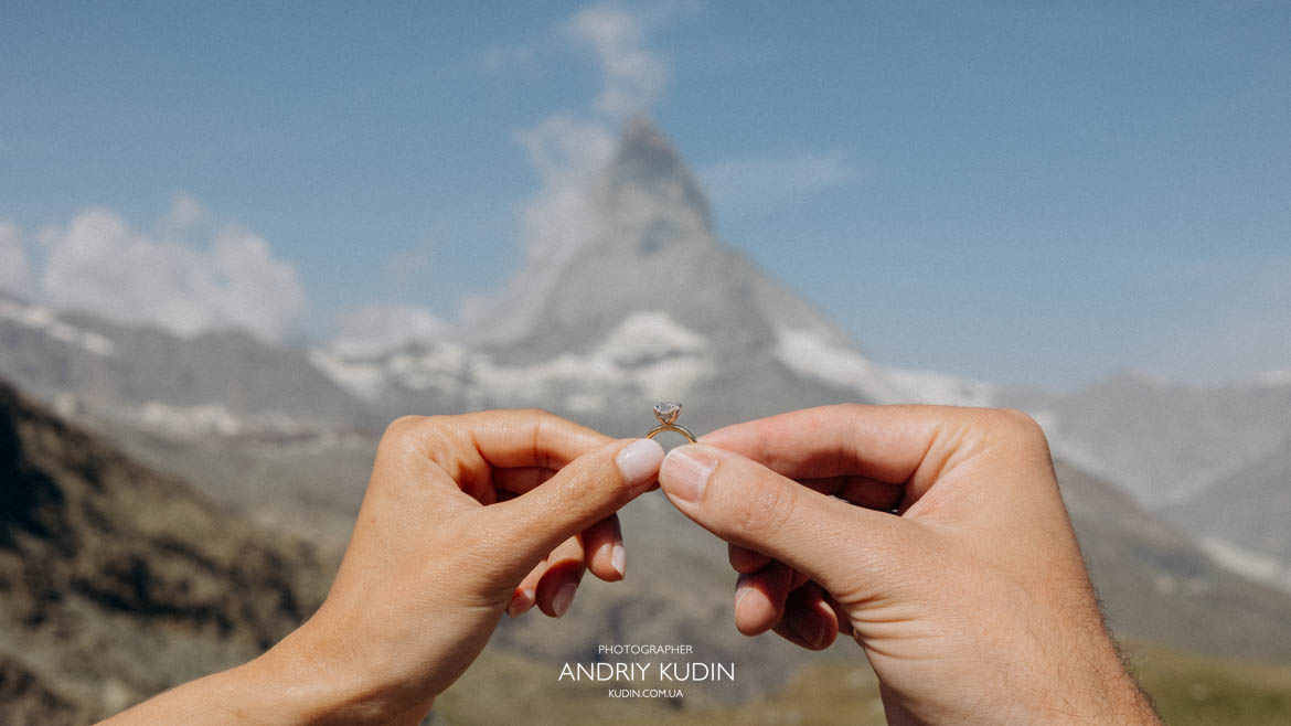 engagement ring, photographer capturing a proposal in Zermatt. Photoshoot in Zermatt mountains with panoramic alpine scenery. engagement ring, photographer capturing a proposal in Zermatt. Photoshoot in Zermatt mountains with panoramic alpine scenery.