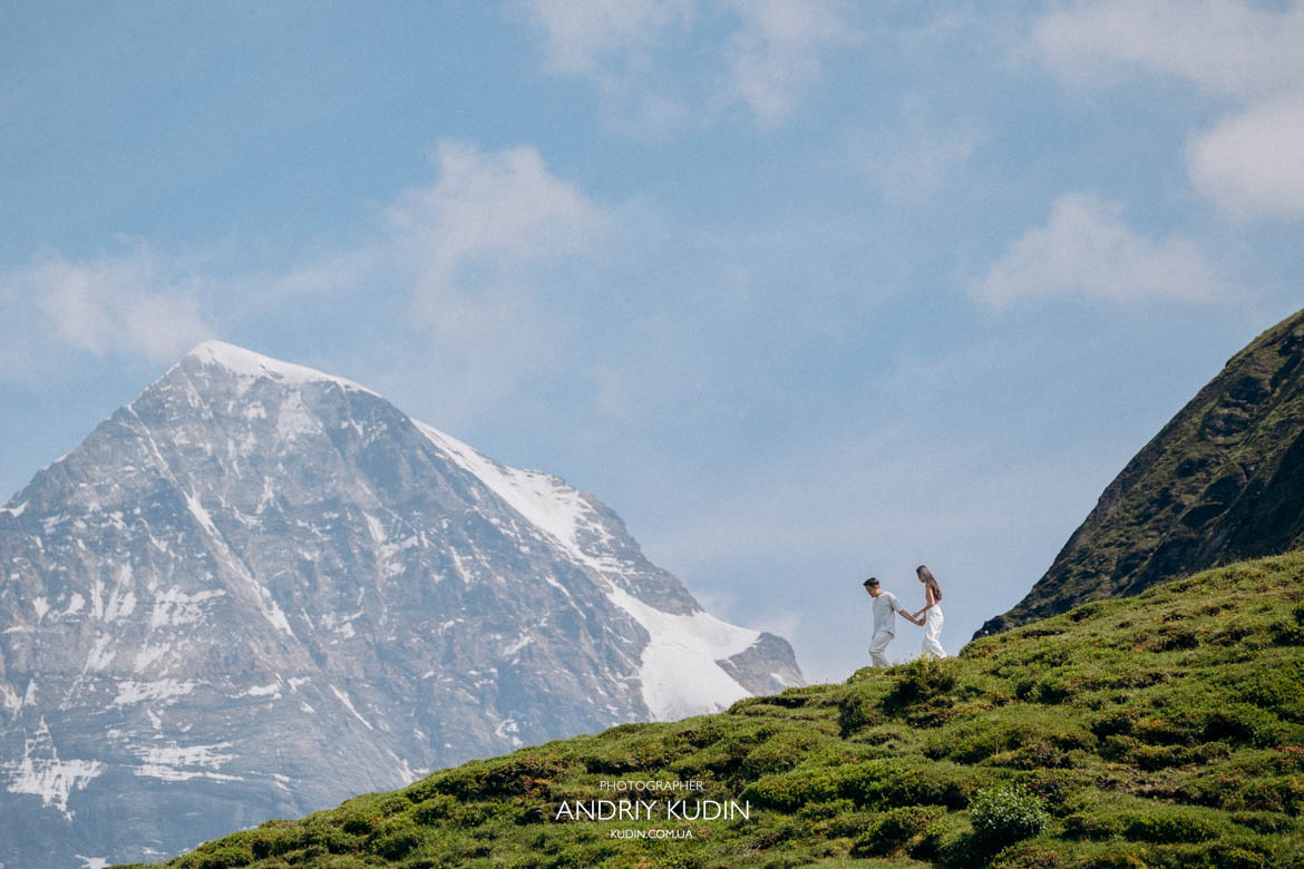 Switzerland proposal photographer documenting an emotional proposal in Männlichen. Interlaken proposal with breathtaking Jungfrau mountain views.