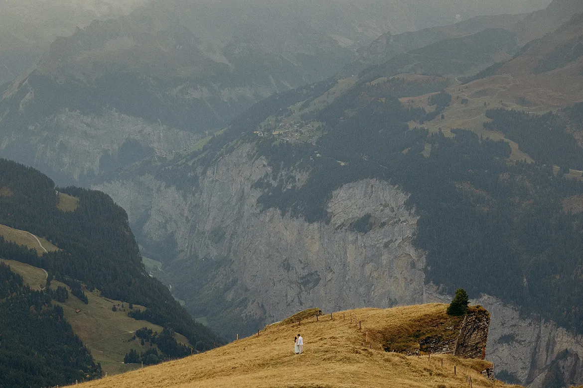 Engagement in Switzerland, a couple in love against the backdrop of the Lauterbrunnen Valley.