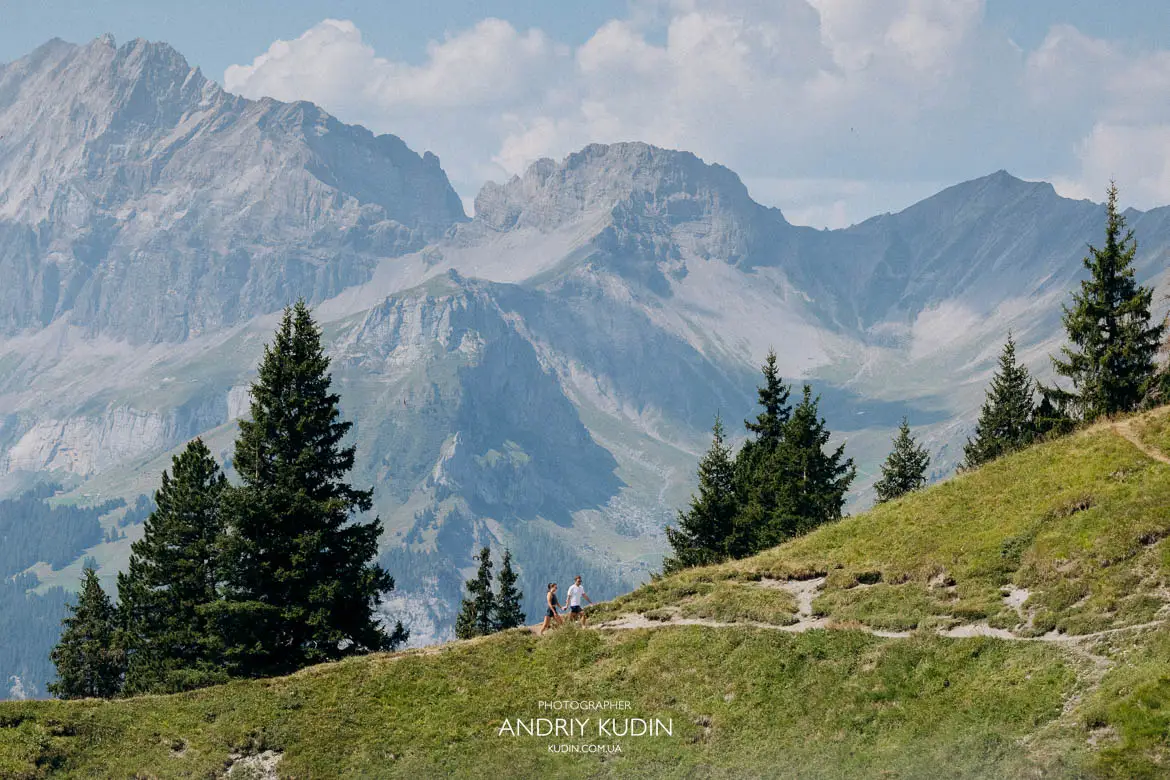 Hiking along Heuberg trail towards Lake Oeschinensee proposal location